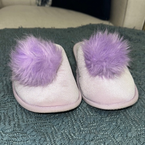 31. Purple victoria’s Secret Pom-Pom slippers size medium - Picture 2 of 5